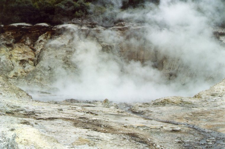 Cratera com atividade fumarólica em Waimangu